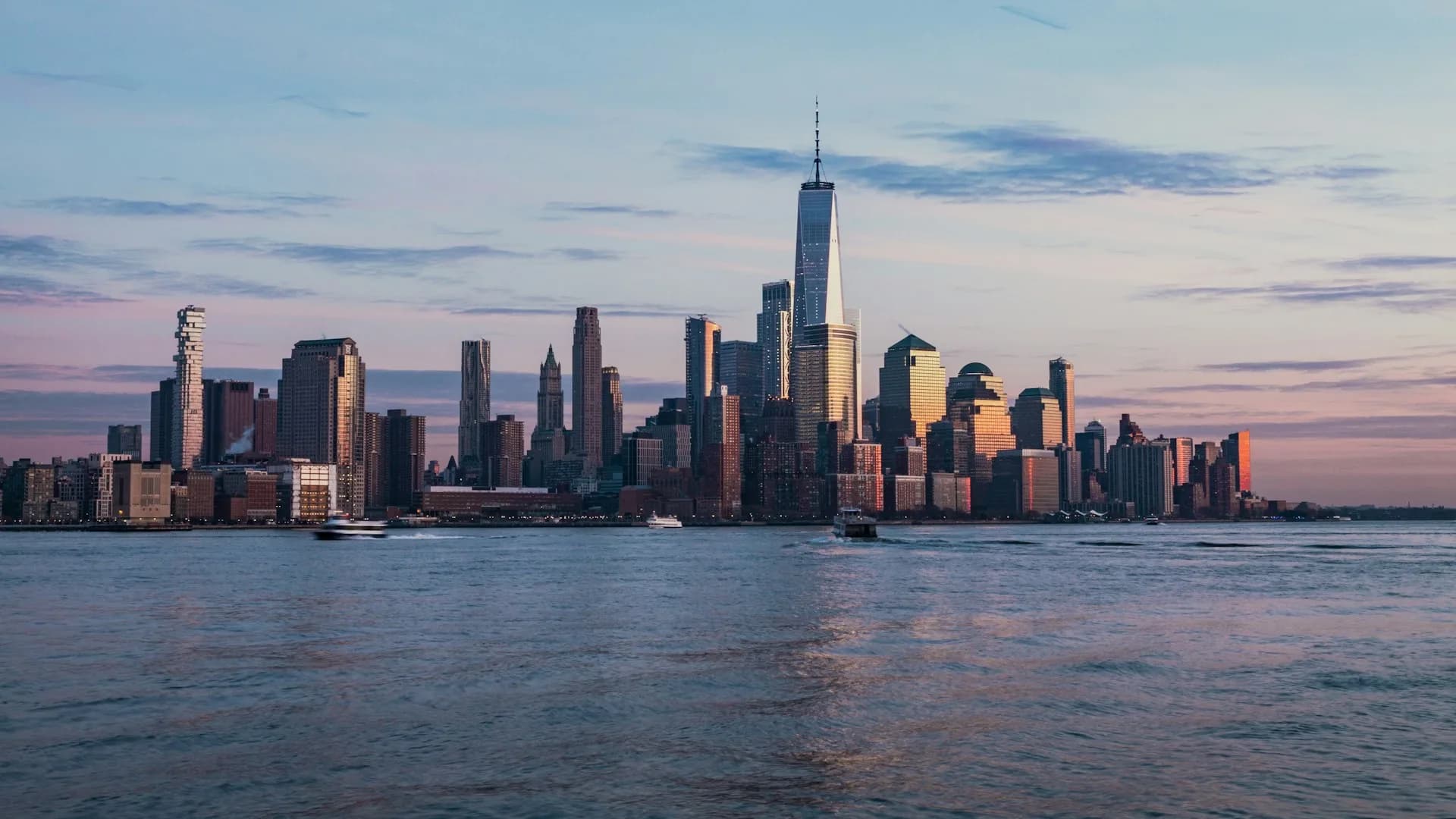 Arranha-céus do distrito financeiro de Manhattan vistos do rio