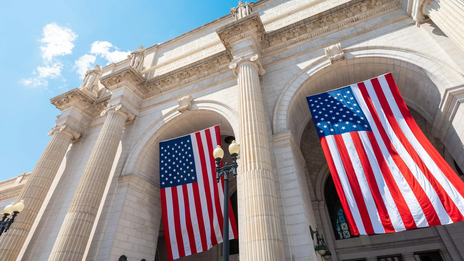 Fachada do prédio do Tesouro americano em Washington com colunas de pedra