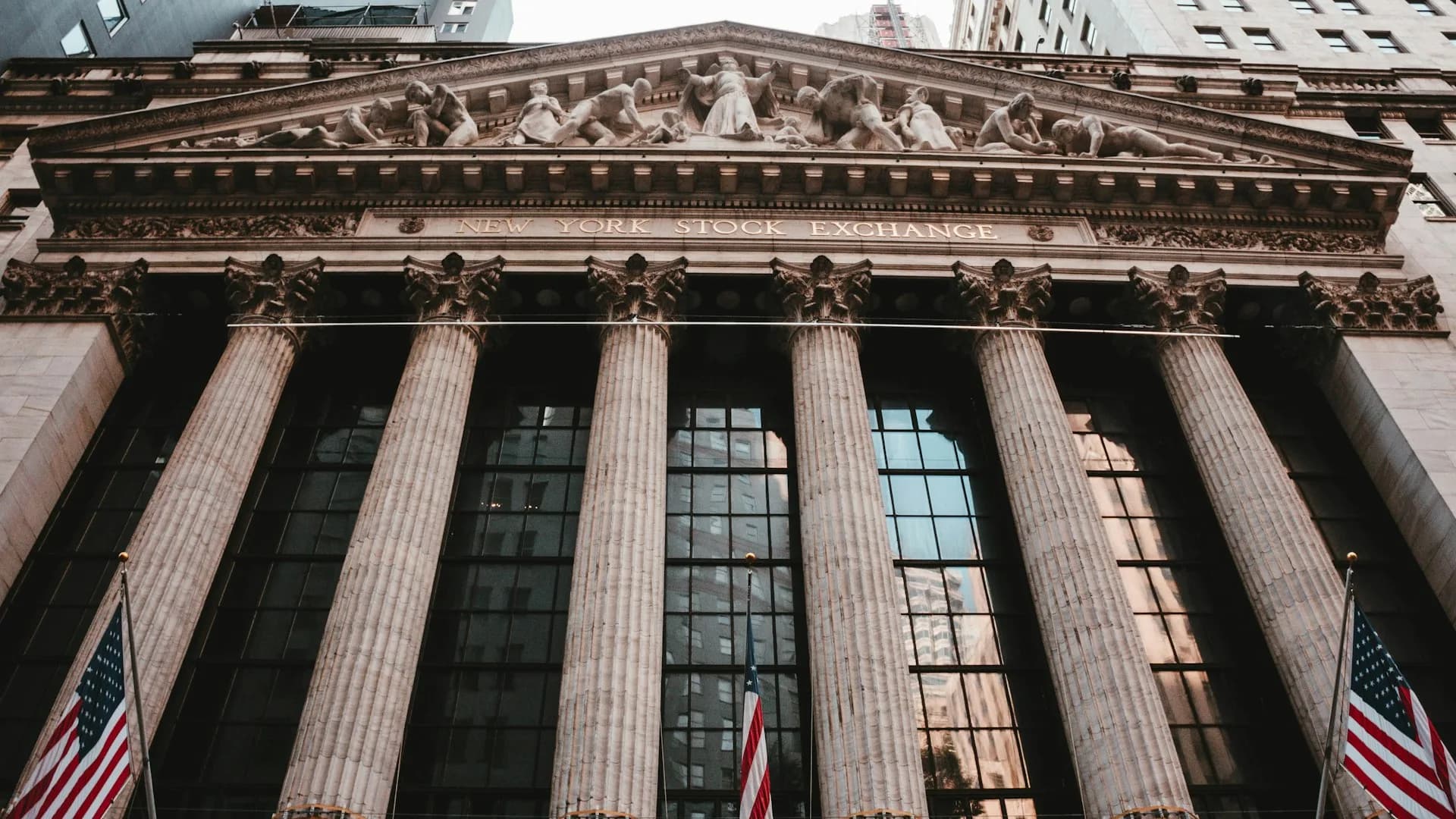 Fachada da bolsa de Nova York, em Wall Street