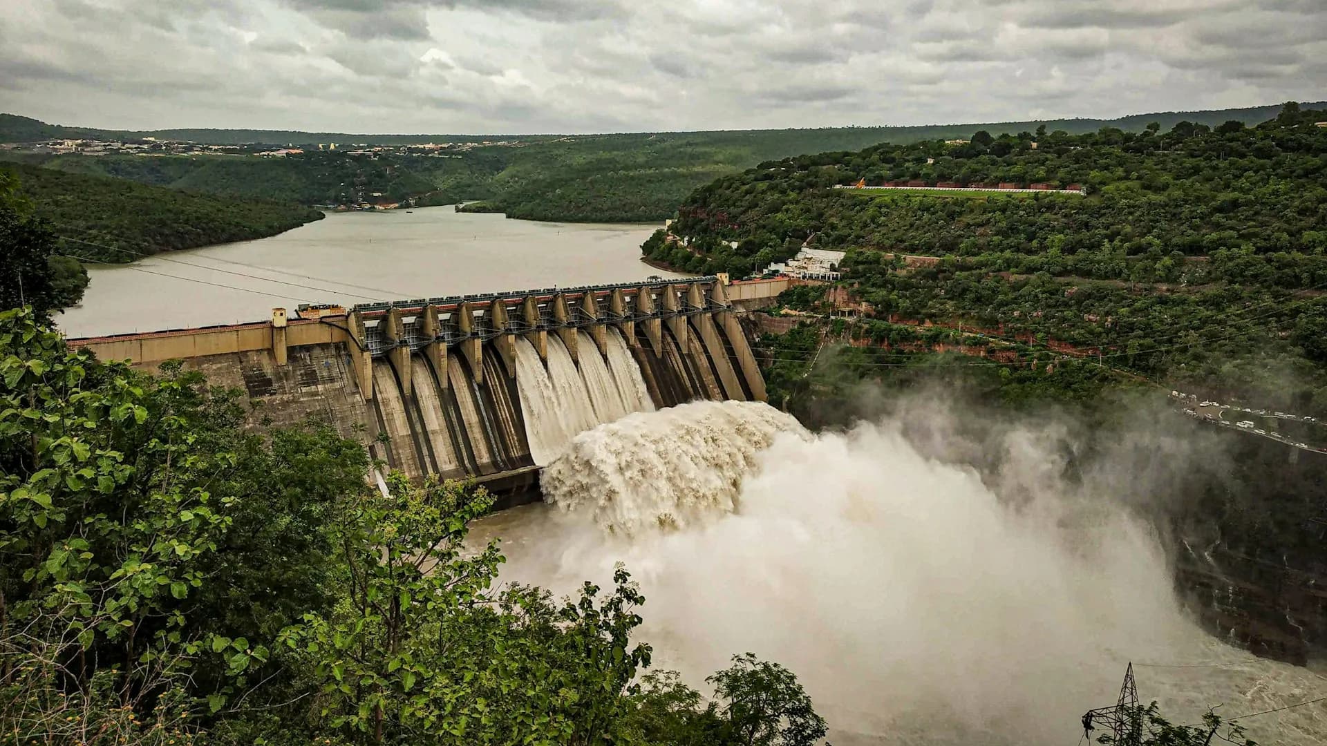 Barragem de Itaipu com água vertendo pelas comportas