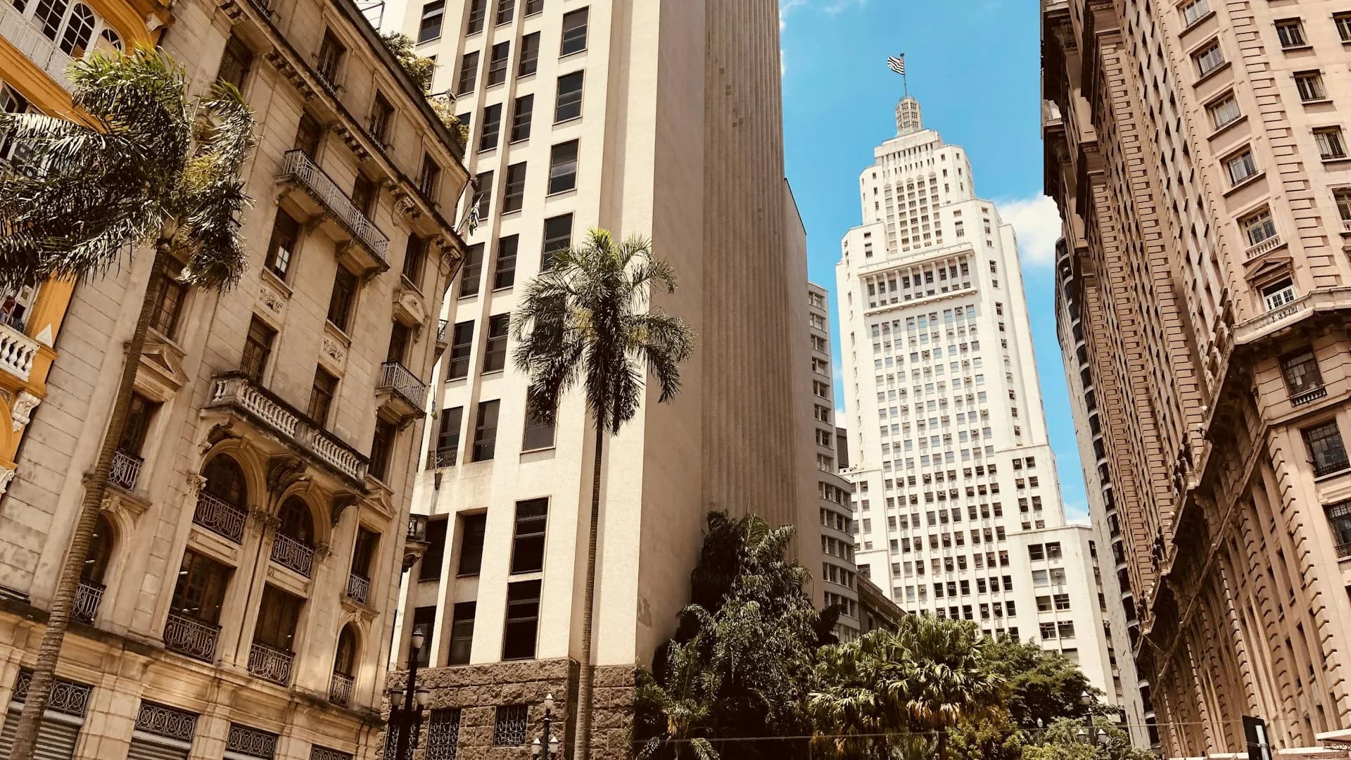 Prédios do centro de São Paulo com o Edifício Altino Arantes ao fundo