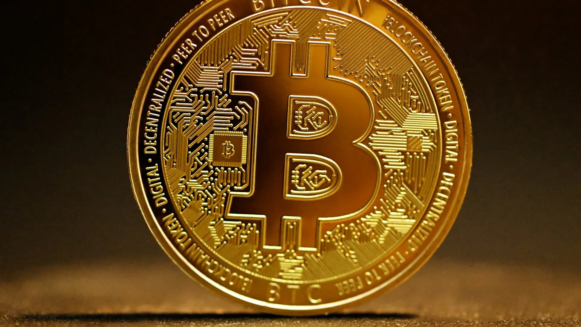 Moeda física de bitcoin vista de perto