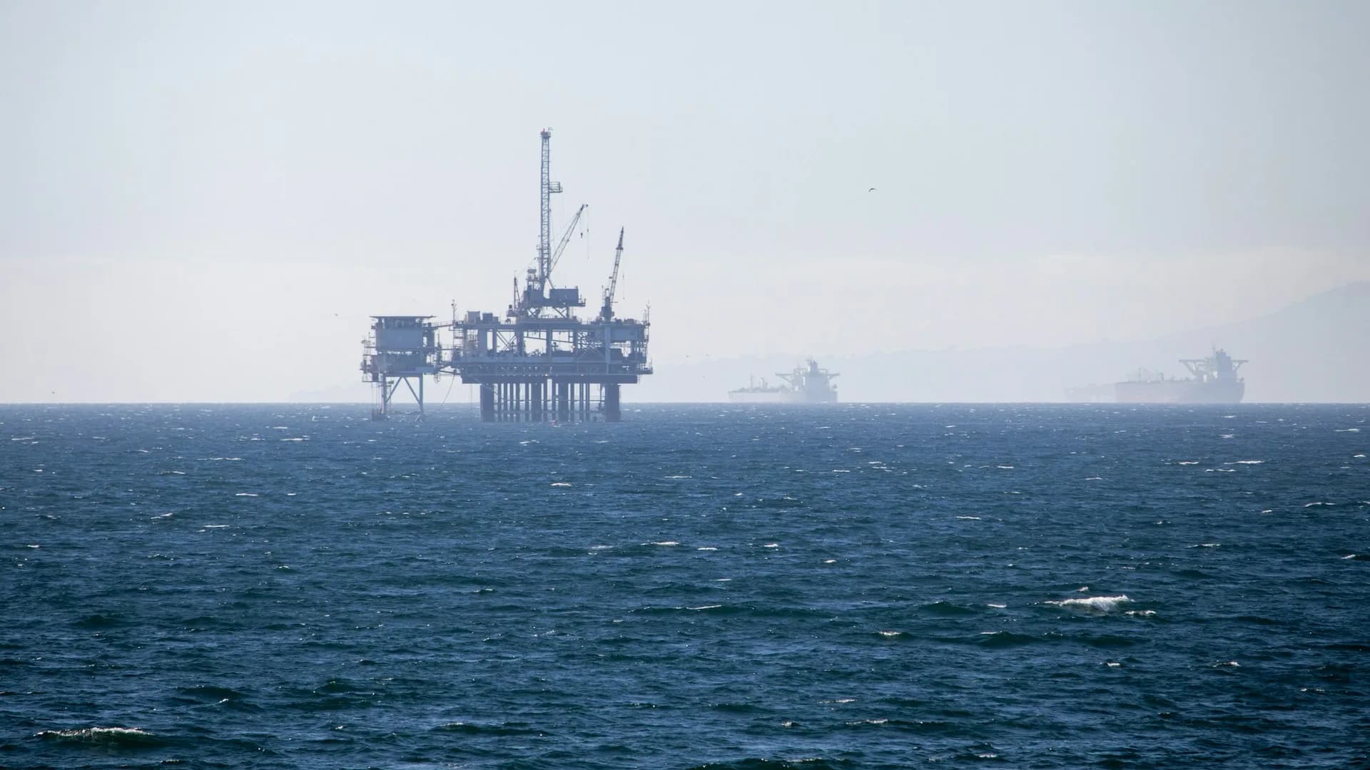 Plataforma de petróleo no oceano