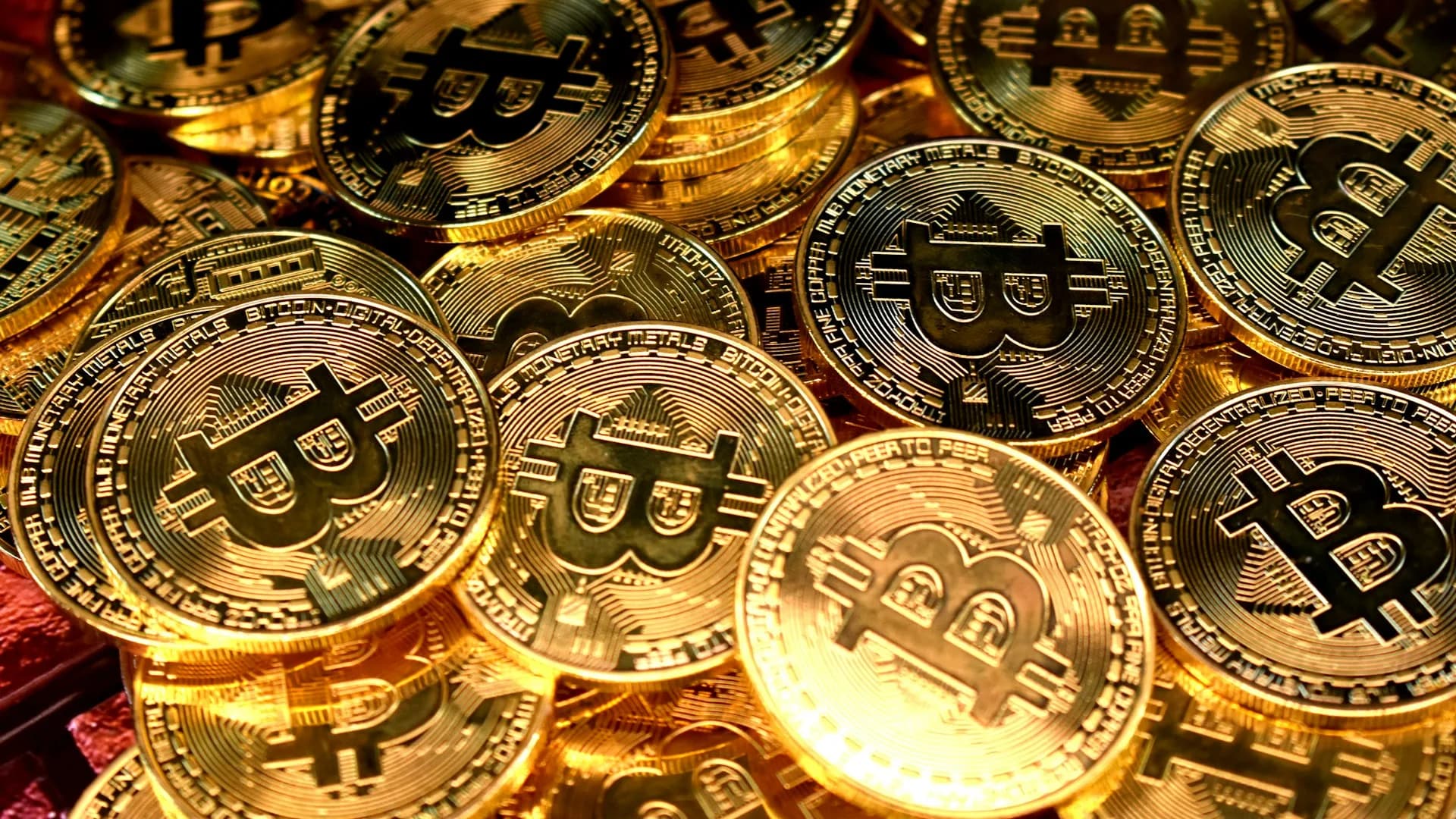 Moedas físicas de bitcoin empilhadas