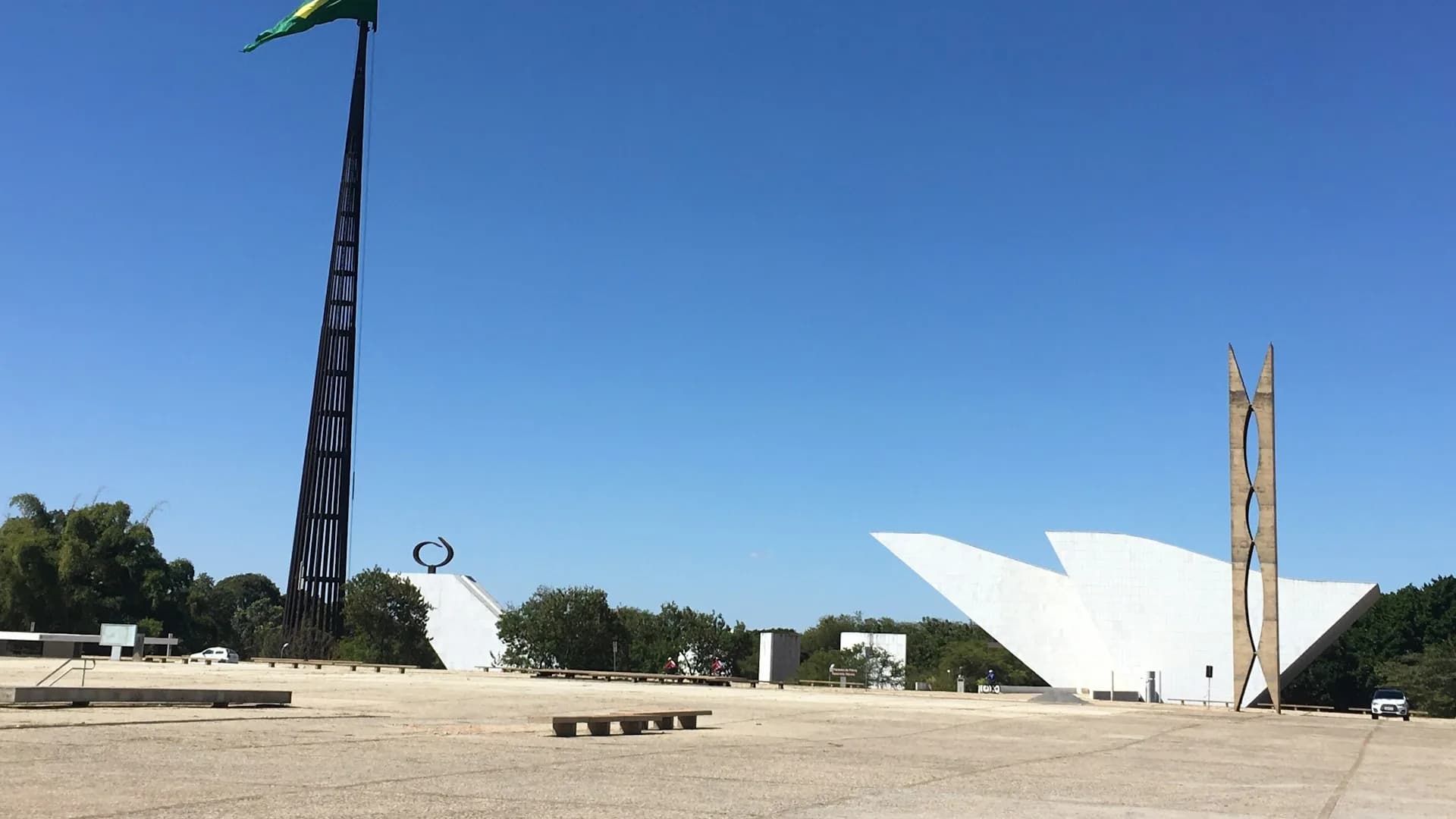 Congresso Nacional refletido no espelho d'água em Brasília