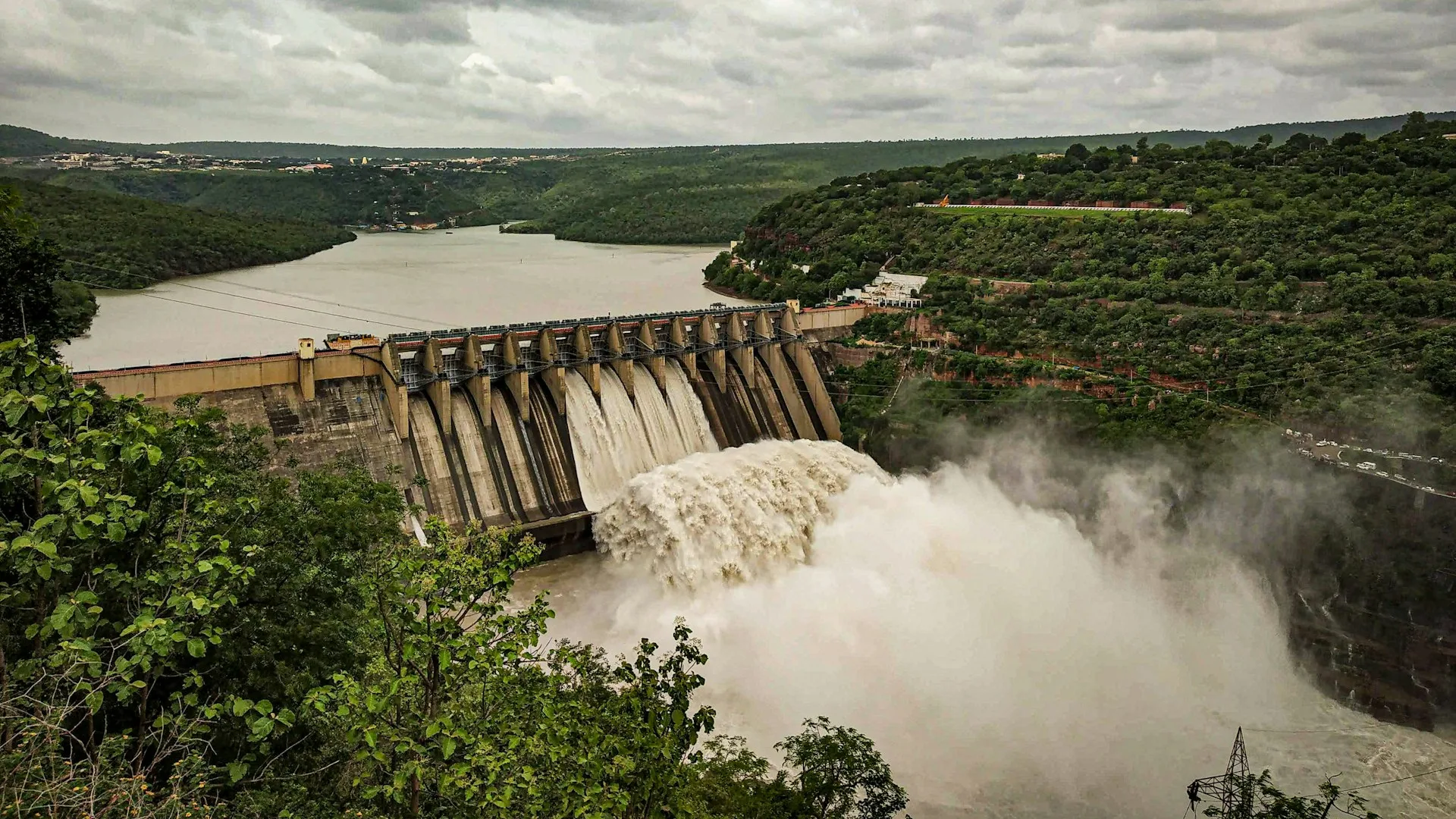 Barragem de Itaipu com água vertendo pelas comportas