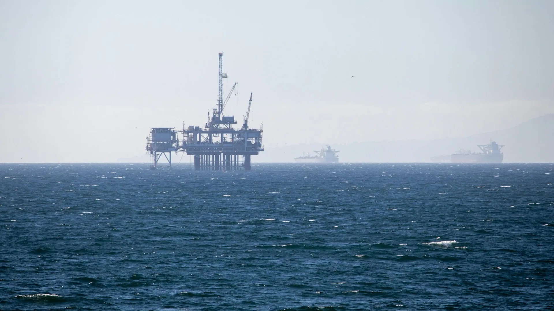 Plataforma de petróleo no oceano