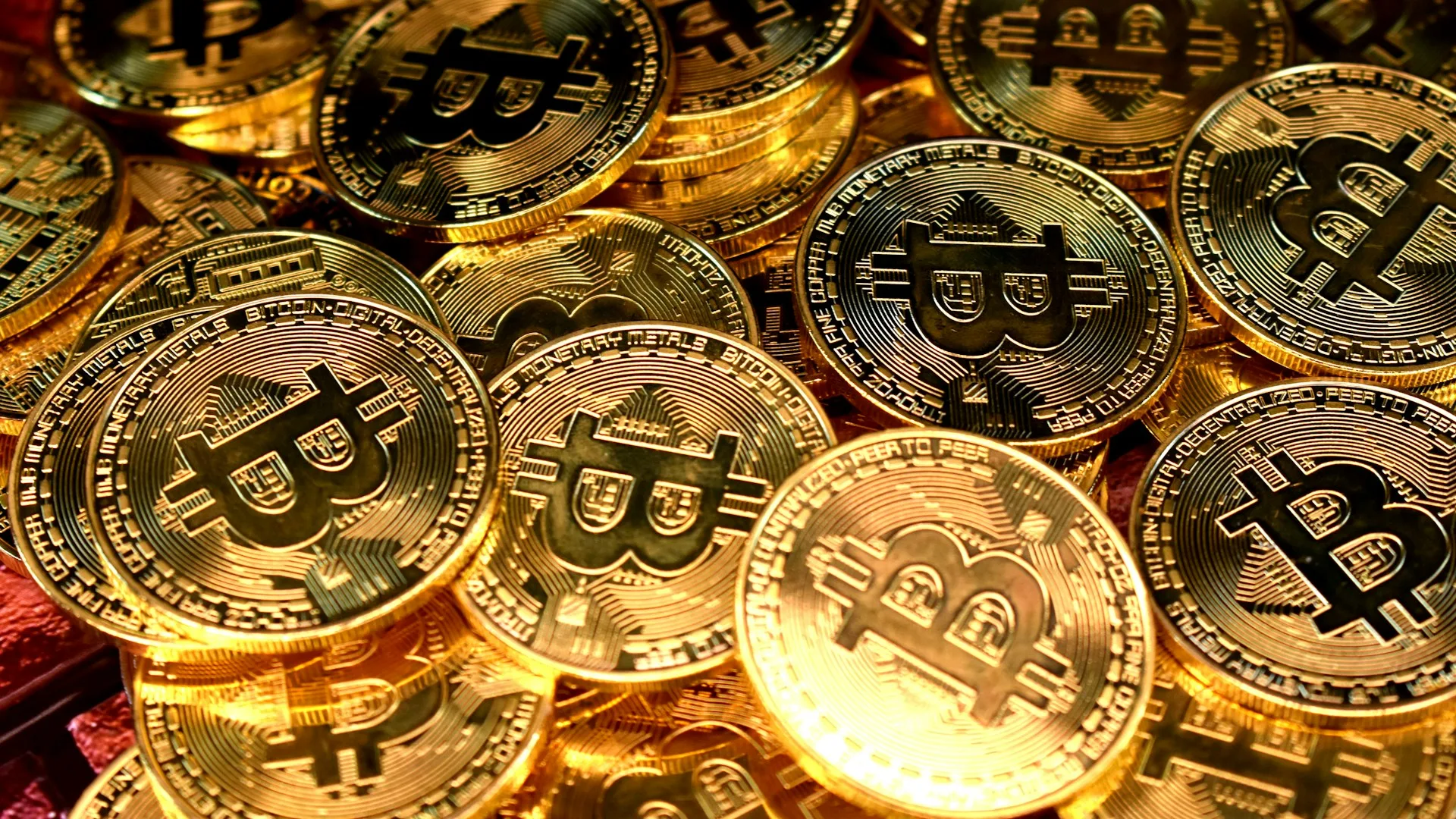 Moedas físicas de bitcoin empilhadas