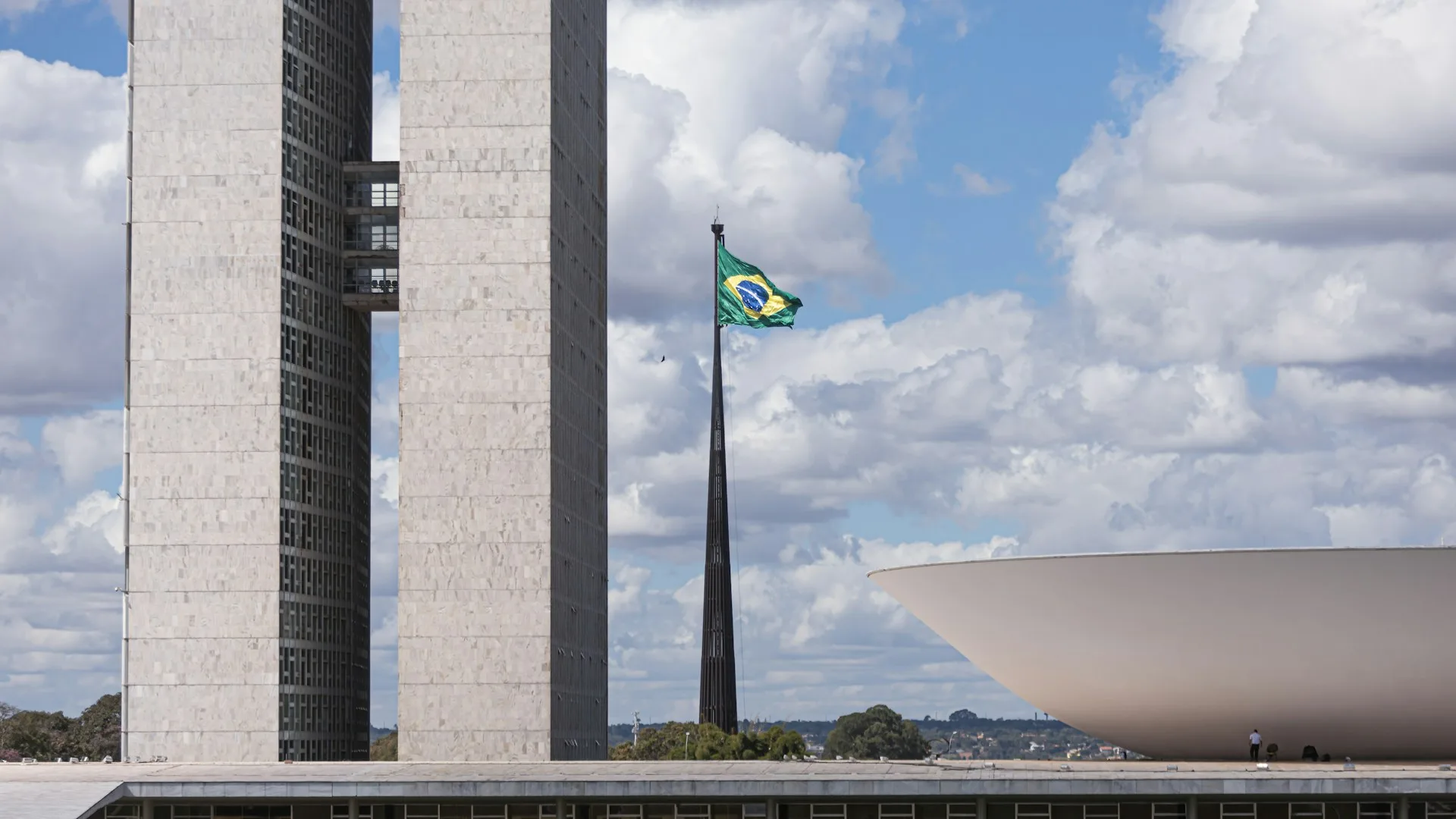 Fachada do Banco Central do Brasil com placa institucional