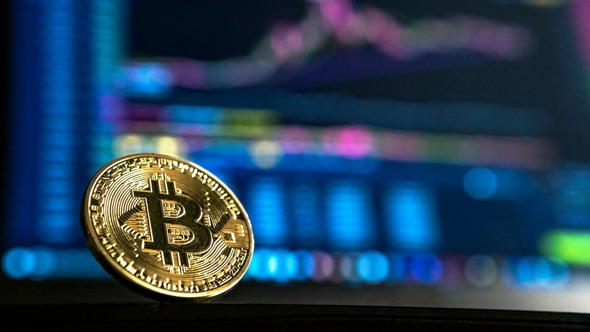 Moeda de bitcoin ao lado de uma calculadora