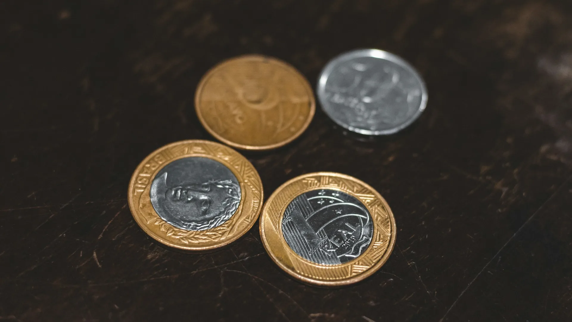 Moedas de real empilhadas em duas colunas de alturas diferentes