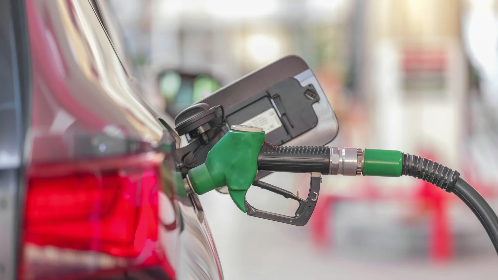 Bico de bomba de gasolina em posto de combustível
