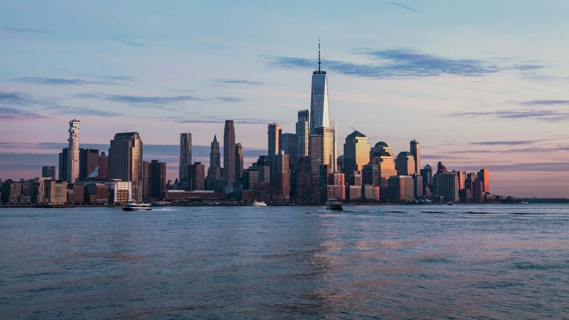 Arranha-céus do distrito financeiro de Manhattan vistos do rio