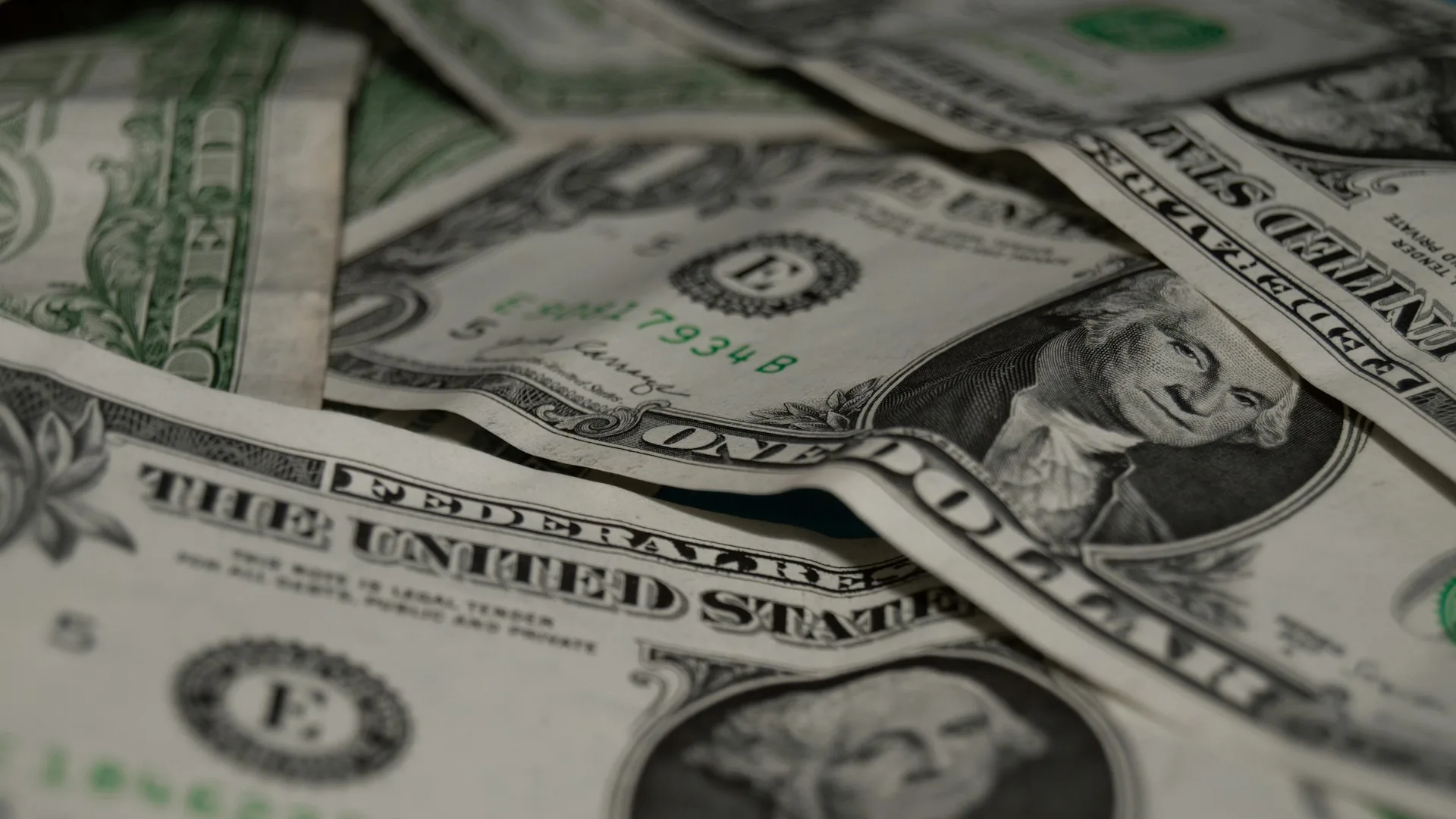 Notas de dólar americano espalhadas sobre uma mesa