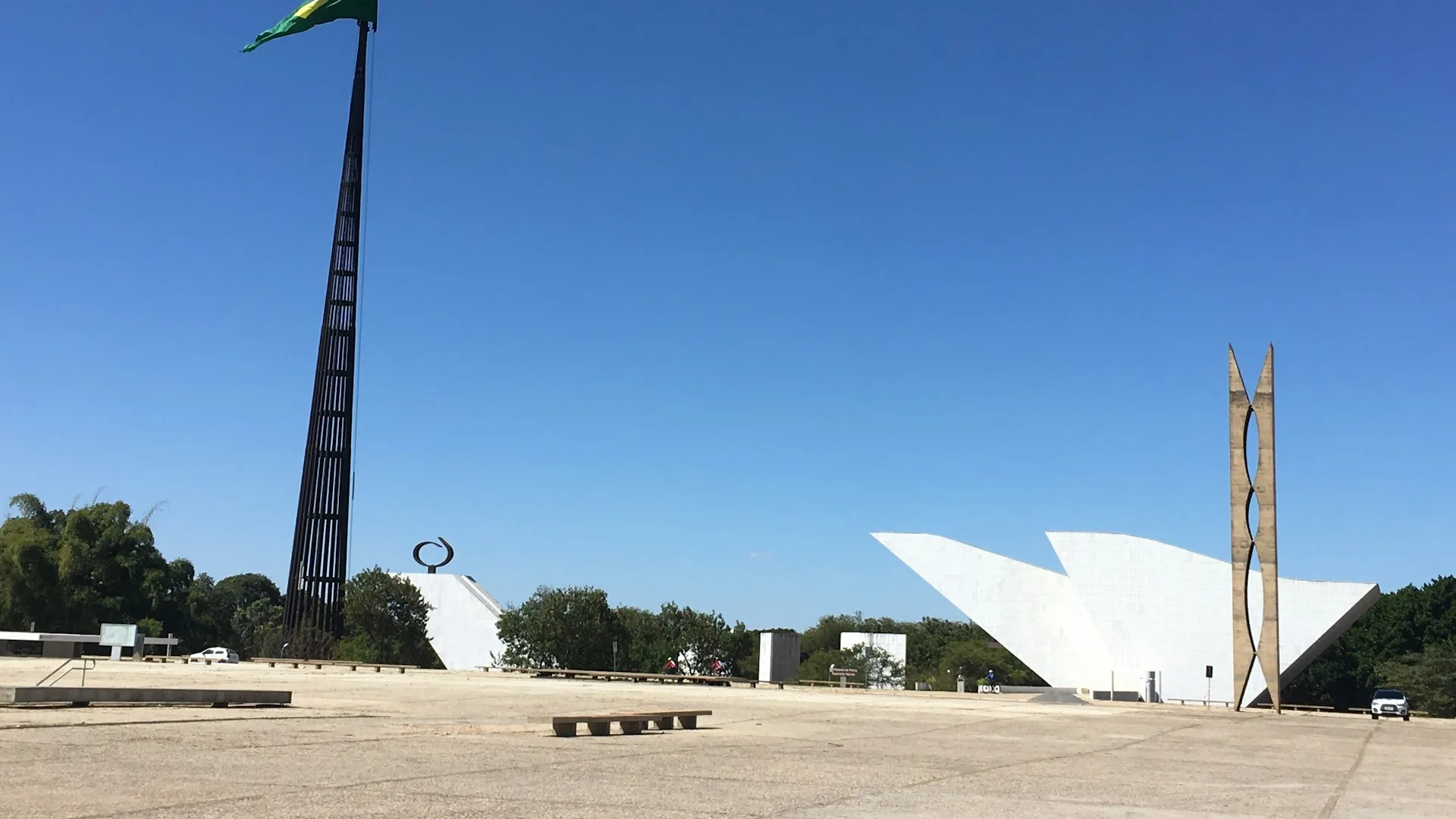 Congresso Nacional refletido no espelho d'água em Brasília